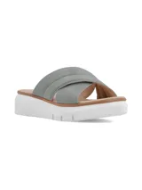 Sandalia de cuero color rosa con tiras cruzadas y suela anatómica acolchonada blanca.