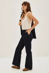 Pantalón de jean azul oscuro, de corte recto y tiro alto.