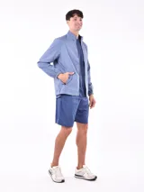 Campera azul con cuello mao y cierre frontal.