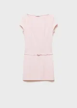 Vestido corto rosado de corte entallado, con cuello redondo y mangas cortas. Presenta un cinturón decorativo a la altura de la cintura y cierre invisible en la espalda.