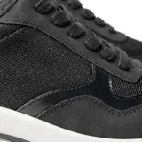 Zapatillas urbanas negras con plataforma blanca y cordones.