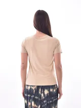 Remera blanca de algodón con cuello redondo y mangas cortas.