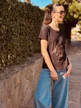 Remera negra de algodón con spandex, con estampado de rayo en gamuza.