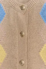 Cárdigan color beige de punto con cuello redondo y manga larga. Presenta un patrón de rombos en azul y amarillo, cierre frontal con botones dorados y terminaciones acanaladas.