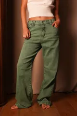 Pantalón jean verde de corte recto.