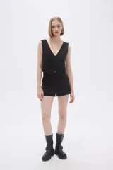 Short gris de vestir con bolsillos laterales y traseros.