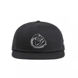 Gorra negra de algodón con visera plana y logo bordado en blanco en el frente.