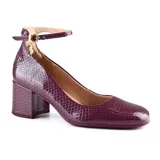 Zapato casual de cuero color bordó, con taco ancho y hebilla en el tobillo, diseñado para brindar comodidad y soporte.