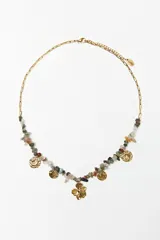 Collar dorado de acero con cadena de eslabones, piedras naturales de colores y dijes colgantes de monedas y flor.
