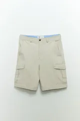Bermuda cargo color beige con bolsillos laterales y traseros.