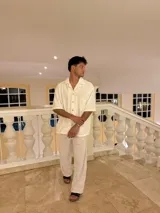 Pantalón largo color crema de chenille, corte recto y holgado.