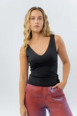 Musculosa negra con escote en V, de calce ajustado y tela suave.