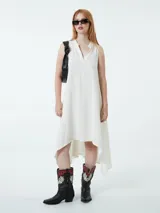 Vestido largo con escote en V y cuello camisero, con hilos metalizados en plata.