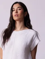 Sweater tejido color blanco, marca Cable & Gauge, con cuello a la base y apliques de botones en la espalda.
