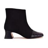 Bota corta negra de cuero nobuck con puntera de cuero liso con textura de cocodrilo, taco bajo con diseño geométrico y cierre lateral.