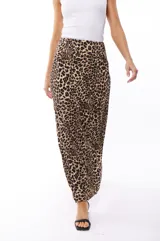 Falda larga de poliéster con estampado animal print de leopardo en tonos marrones y negros.