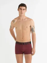Pack de tres bóxers trunk Calvin Klein, con cintura elástica negra con el logo de la marca en azul, blanco y rojo.
