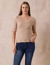 Remera color beige de tejido rib, con cuello redondo y manga corta.