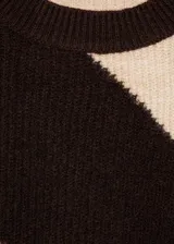Jersey de punto fino con diseño de rayas horizontales en blanco y negro, cuello redondo y manga larga.