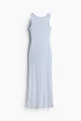 Vestido largo sin mangas en punto acanalado color celeste. Modelo entallado con escote bote y bajo recto con tajo pronunciado atrás. Ribete fino en escote y sisas.