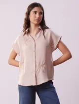 Camisa color beige con estampado de hojas marrones, de manga corta, con cuello a la base con solapa y escote en V.