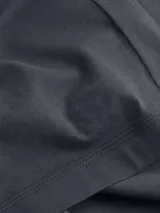 Remera azul de algodón de corte regular, cuello redondo y mangas cortas. Presenta una pequeña insignia con el monograma de Calvin Klein en el pecho.