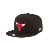 Gorro New Era negro con el logo de los Chicago Bulls bordado en el frente. Modelo 9FIFTY Snapback con visera plana y cierre ajustable.