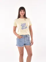Short de jean celeste con estampado de flores blancas, tiro alto y ruedo desflecado.