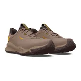Championes de trail running Under Armour Charged Maven Trail, color marrón con detalles en negro y suela beige con motas.
