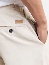 Bermuda de lino azul marino, corte recto y largo a la rodilla.