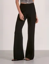 Pantalón wide leg color beige de tiro alto con cintura elastizada y costura central pespuntada a lo largo de la pierna.