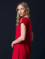Vestido corto rojo de seda fría, con cuello redondo y mangas cortas con apliques de brillos en los hombros.