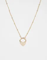 Cadena corta dorada con dije de corazón cubierto de perlas.