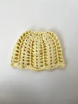 Gorro tipo casquete tejido a mano en crochet con hilo 100% algodón color marrón.