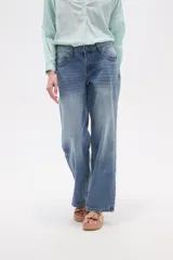 Pantalón de jean azul de calce alto, corte recto y lavado medio.