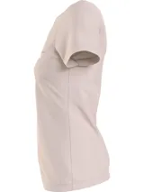 Pack de dos remeras Calvin Klein de corte slim, cuello redondo y manga corta. Incluye una remera color beige con logo blanco y una remera blanca con logo negro.