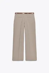 Pantalón de tiro alto con estampado a cuadros en tonos beige y marrón, con bolsillos delanteros y falsos bolsillos traseros. Incluye cinturón marrón con hebilla metálica.
