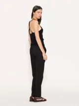 Pantalón babucha color café, confeccionado en algodón liviano, con cintura elastizada, cordón ajustable, bolsillos laterales y botamangas levemente entalladas.