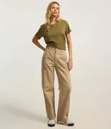 Blusa básica de algodón color tostado, de manga corta con dobladillo y nudo frontal.