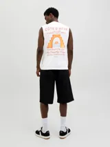 Musculosa oversize de algodón, color blanco, con cuello redondo. Presenta un estampado frontal con temática de la Costa Azul francesa, incluyendo texto en francés e inglés y un gráfico estilizado de un atardecer sobre el mar visto a través de un arco.