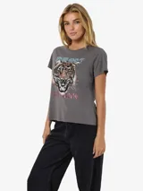 Camiseta gris con estampado de tigre y las frases "Free Spirit" y "Stay Strong".