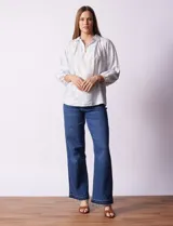 Blusa de algodón estampado, marca Hester & Orchard. Cuello con solapa, escote en V y manga 3/4.
