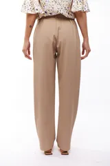 Pantalón de vestir negro de corte recto, con bolsillos laterales y presillas con hebillas decorativas en la cintura.