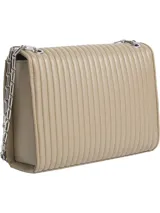 Cartera Calvin Klein color beige con diseño acolchado, correa cruzada de cadena plateada y logo de la marca en el frente.