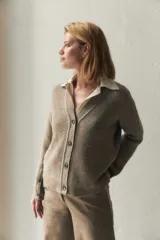 Cárdigan marrón de tejido de punto industrial con escote en V, combinación de puntos y botones en las mangas.