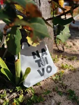 Bolso tipo tote bag de lona color crudo, con asas cortas y estampado frontal con el logo de la marca Nativo en negro.