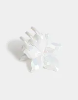 Broche blanco con forma de flor.