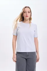 Remera celeste de manga corta con puño.