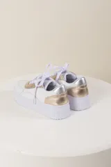 Zapatillas urbanas de cuero vacuno color beige, con detalles en verde oliva y rosa pastel.