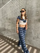 Pantalón negro de tela waffle de algodón, con cintura elastizada y cordón ajustable.